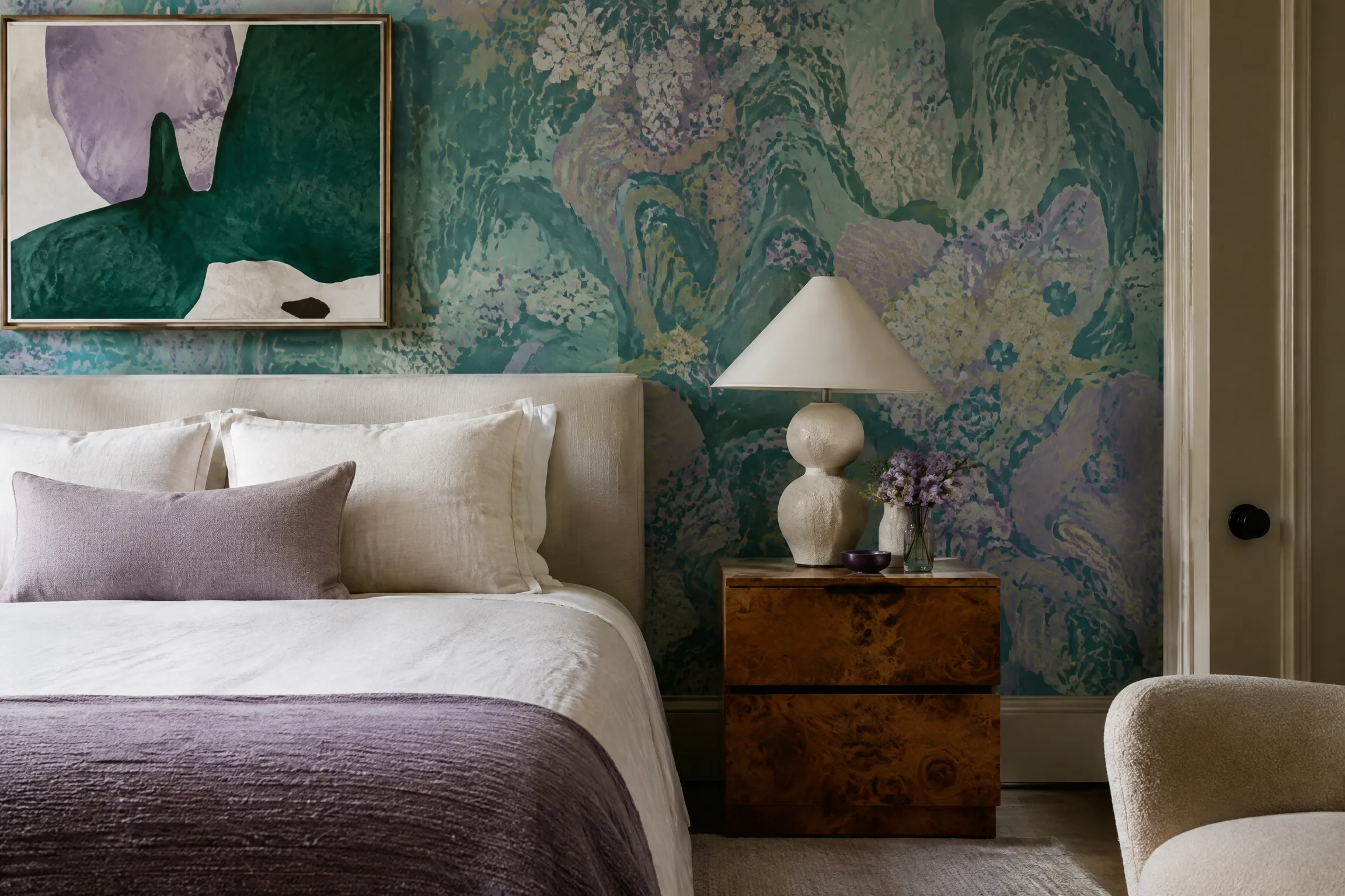 Precise bedroom wallcovering in teal and lavender
